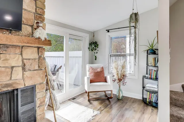 $275,000 | 21465 West Cres Drive, Mundelein, IL 60060