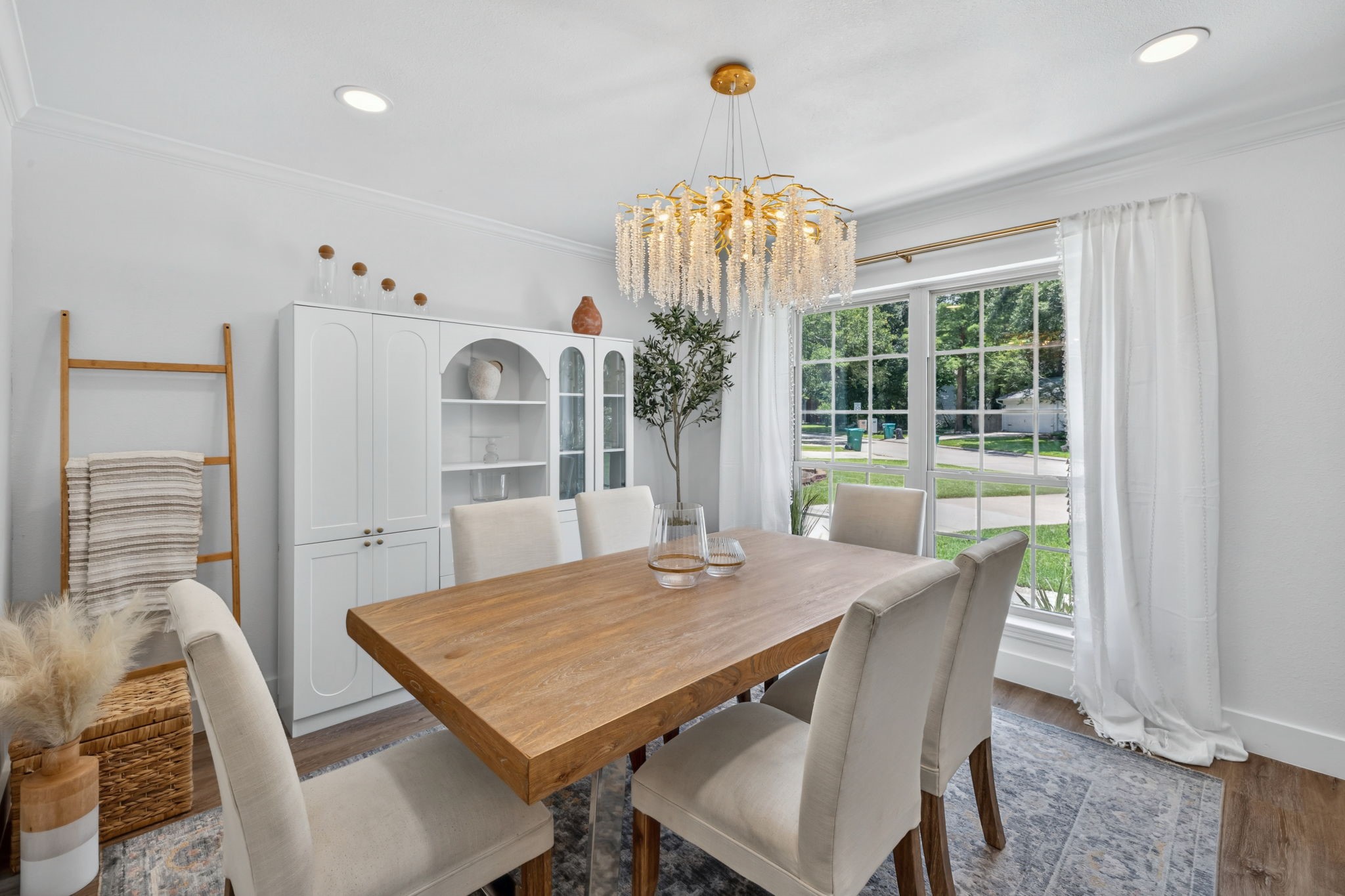 129 North Rainbow Ridge Circle Spring, TX 77381 - Photo 12 of 47 Designed for long dinners, celebrations, and everything in between