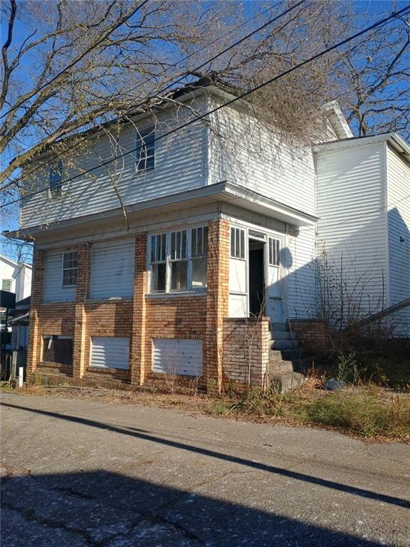 a view of a house with a yard
