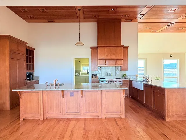 a view of room with a ceiling fan