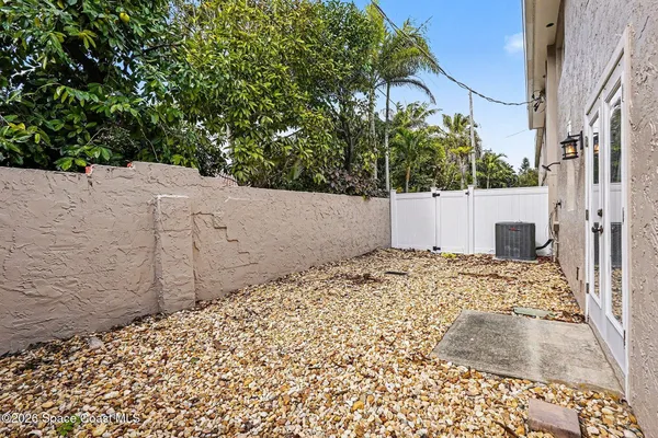 a view of a backyard