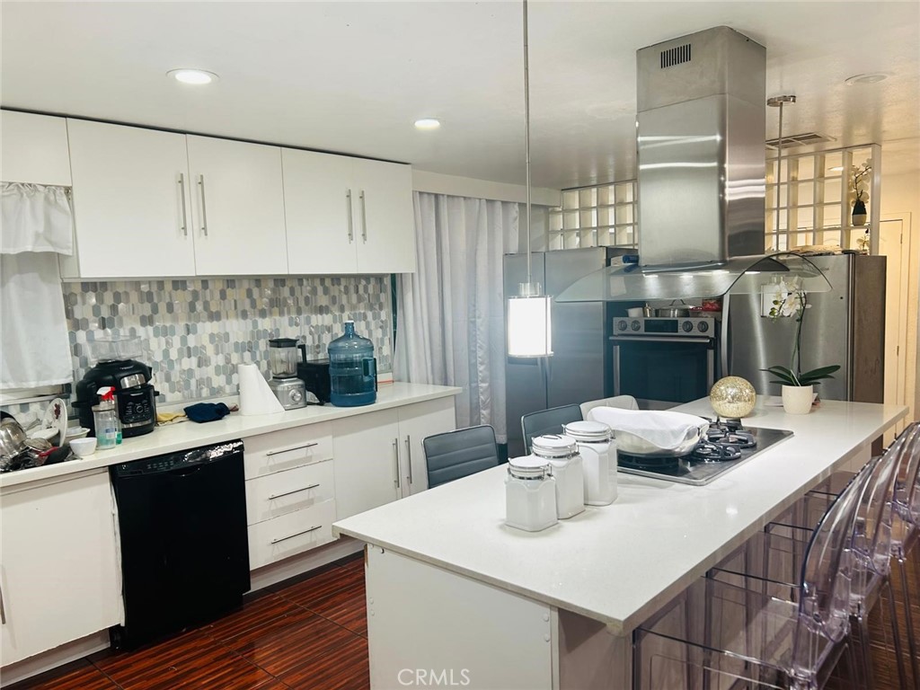 1025 South Riverside Avenue, Unit 26 Rialto, CA 92376 - Photo 3 of 20 a kitchen that has a table and chairs in it