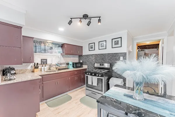 $570,000 | 1811 Kenilworth Avenue, Berwyn, IL 60402