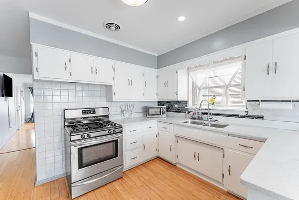 $570,000 | 1811 Kenilworth Avenue, Berwyn, IL 60402