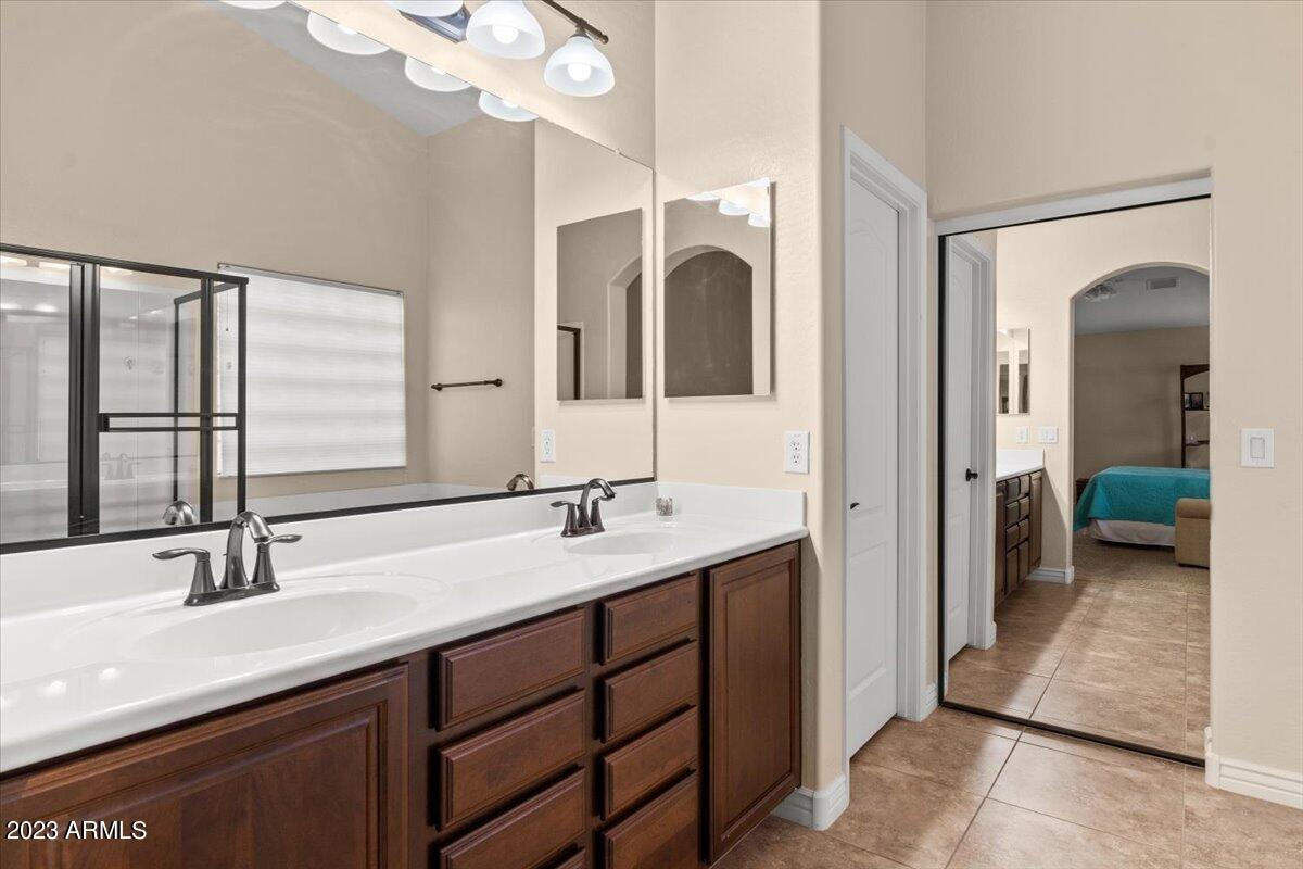 4037 East Hashknife Road Phoenix, AZ 85050 - Photo 21 of 35 21-Primary Bathroom