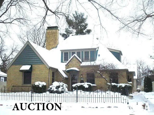 $1 | 712 South 6th Street, Pekin, IL 61554