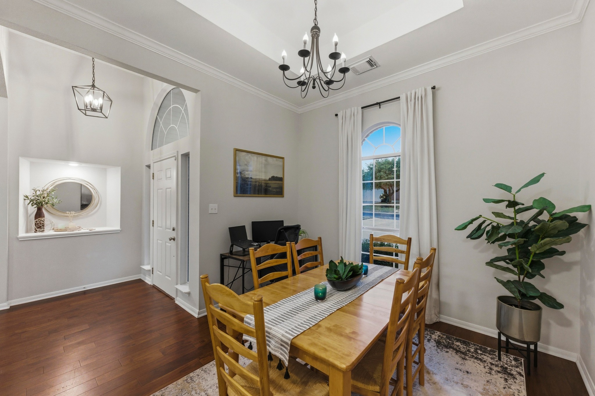 6925 Auckland Drive Austin, TX 78749 - Photo 13 of 29 This versatile formal living space has plenty of room for an extra office, music room, or library.