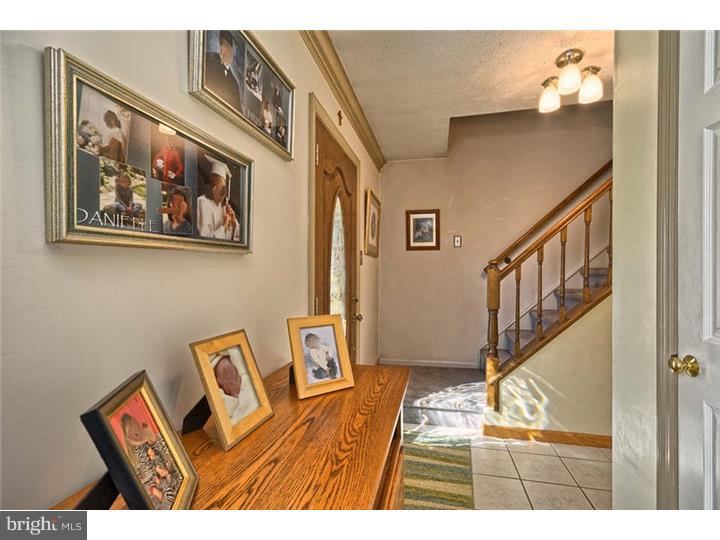 305 Glasgow Road Williamstown, NJ 08094 - Photo 3 of 24 Foyer