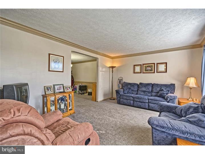 305 Glasgow Road Williamstown, NJ 08094 - Photo 4 of 24 Living Room