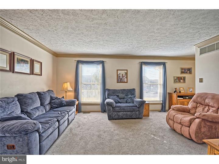 305 Glasgow Road Williamstown, NJ 08094 - Photo 5 of 24 Living Room