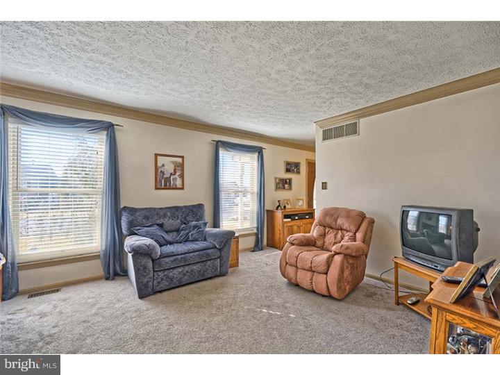 305 Glasgow Road Williamstown, NJ 08094 - Photo 6 of 24 Living Room