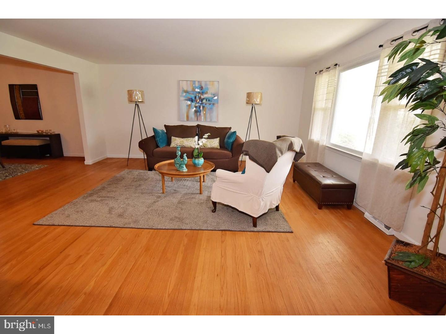 354 Andrew Road Huntingdon Valley, PA 19006 - Photo 3 of 25 Living Room
