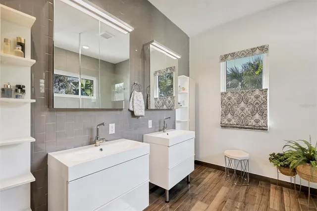 $1,320,000 | 2323 Pine Terrace, Sarasota, FL 34231