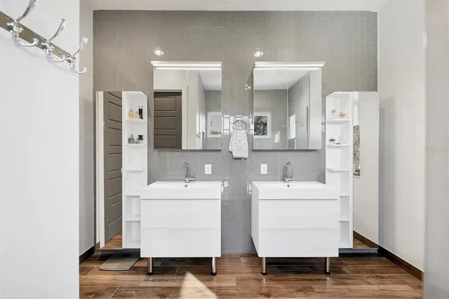 $1,320,000 | 2323 Pine Terrace, Sarasota, FL 34231