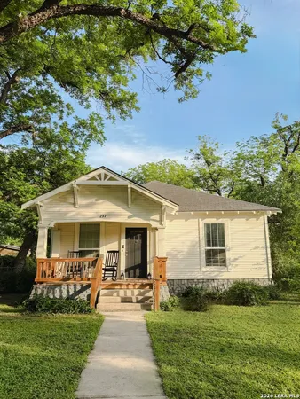 $229,900 | 237 West Oak Street, Uvalde, TX 78801