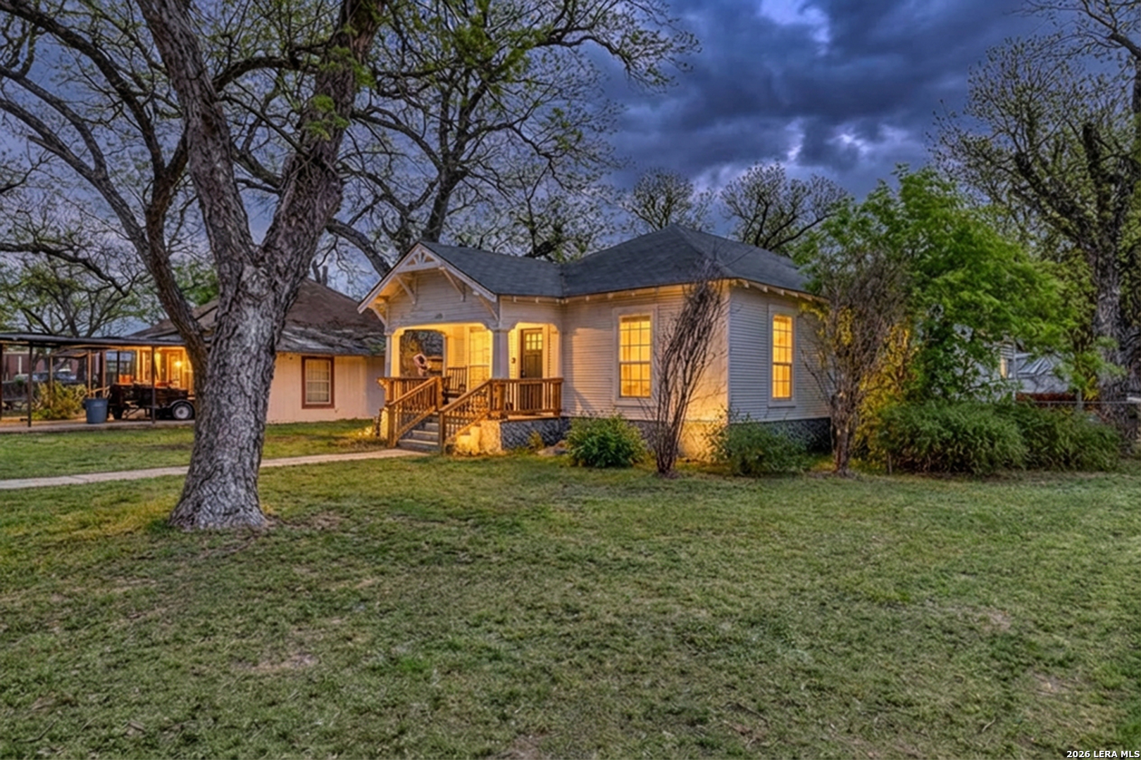 237 West Oak Street Uvalde, TX 78801 - Photo 4 of 28