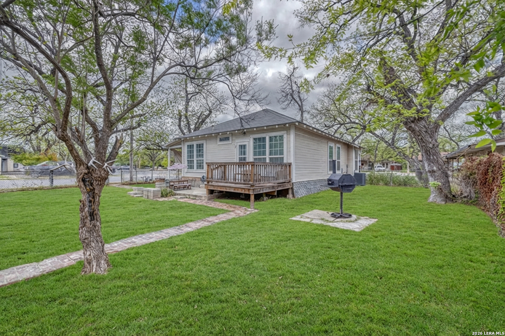 237 West Oak Street Uvalde, TX 78801 - Photo 6 of 28