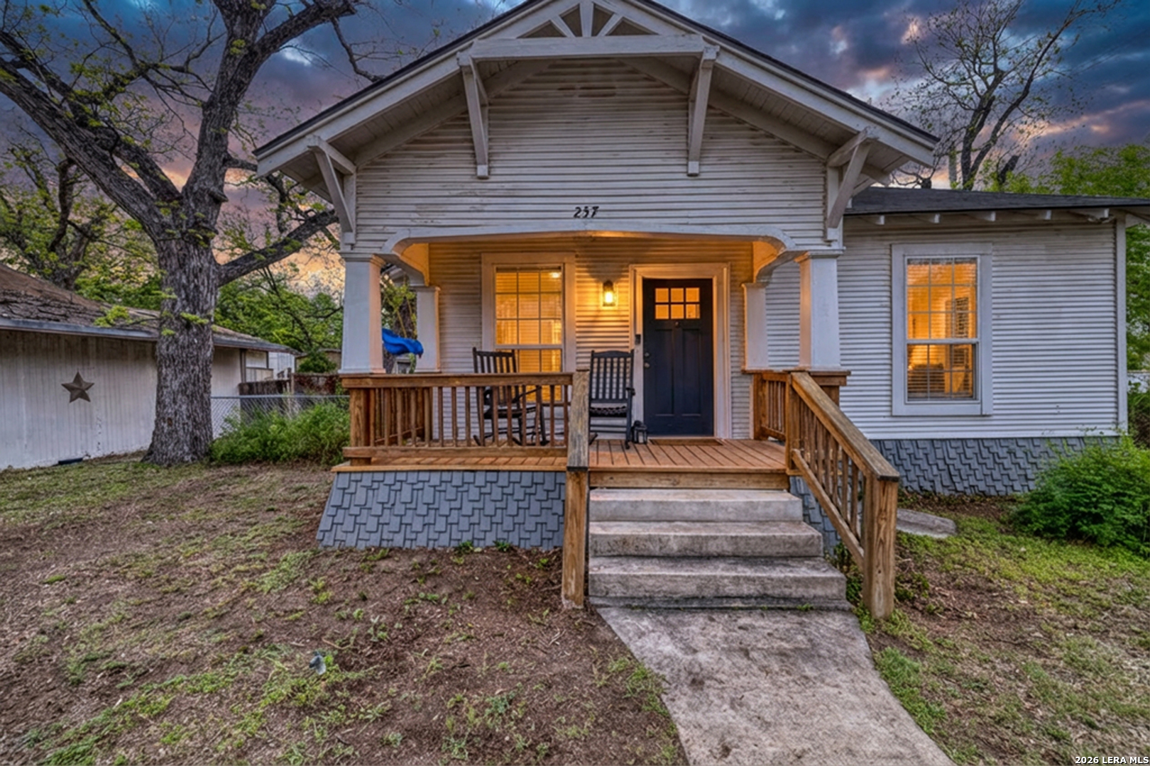 237 West Oak Street Uvalde, TX 78801 - Photo 7 of 28