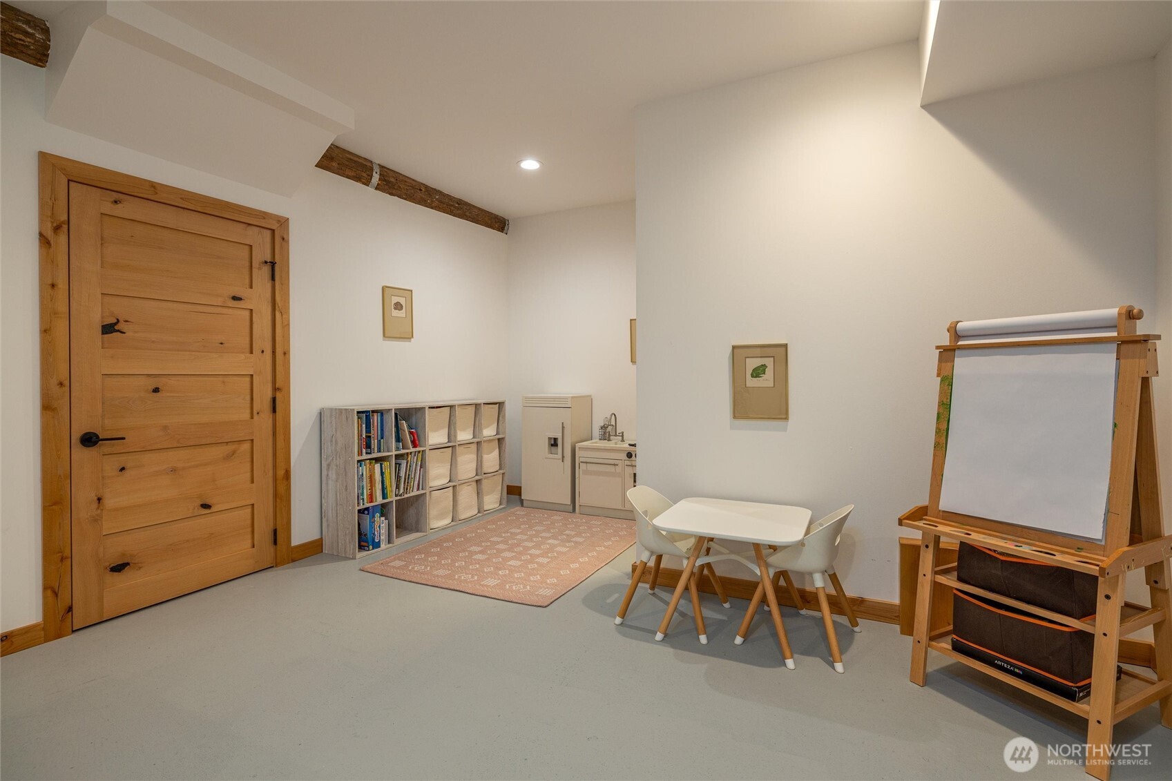 7577 Canyon View Drive Deming, WA 98244 - Photo 25 of 40 a living room with furniture