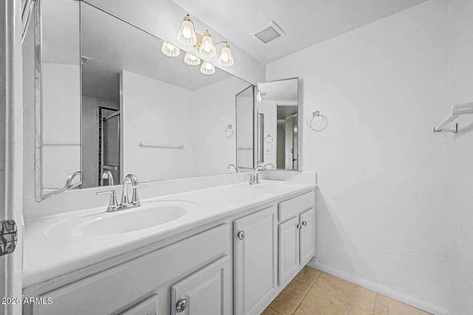 621 East Calavar Road Phoenix, AZ 85022 - Photo 19 of 41 Primary Bathroom