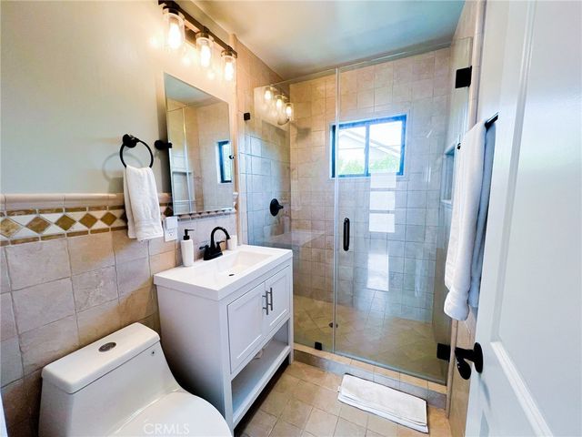 a picture of a room with a floor plan