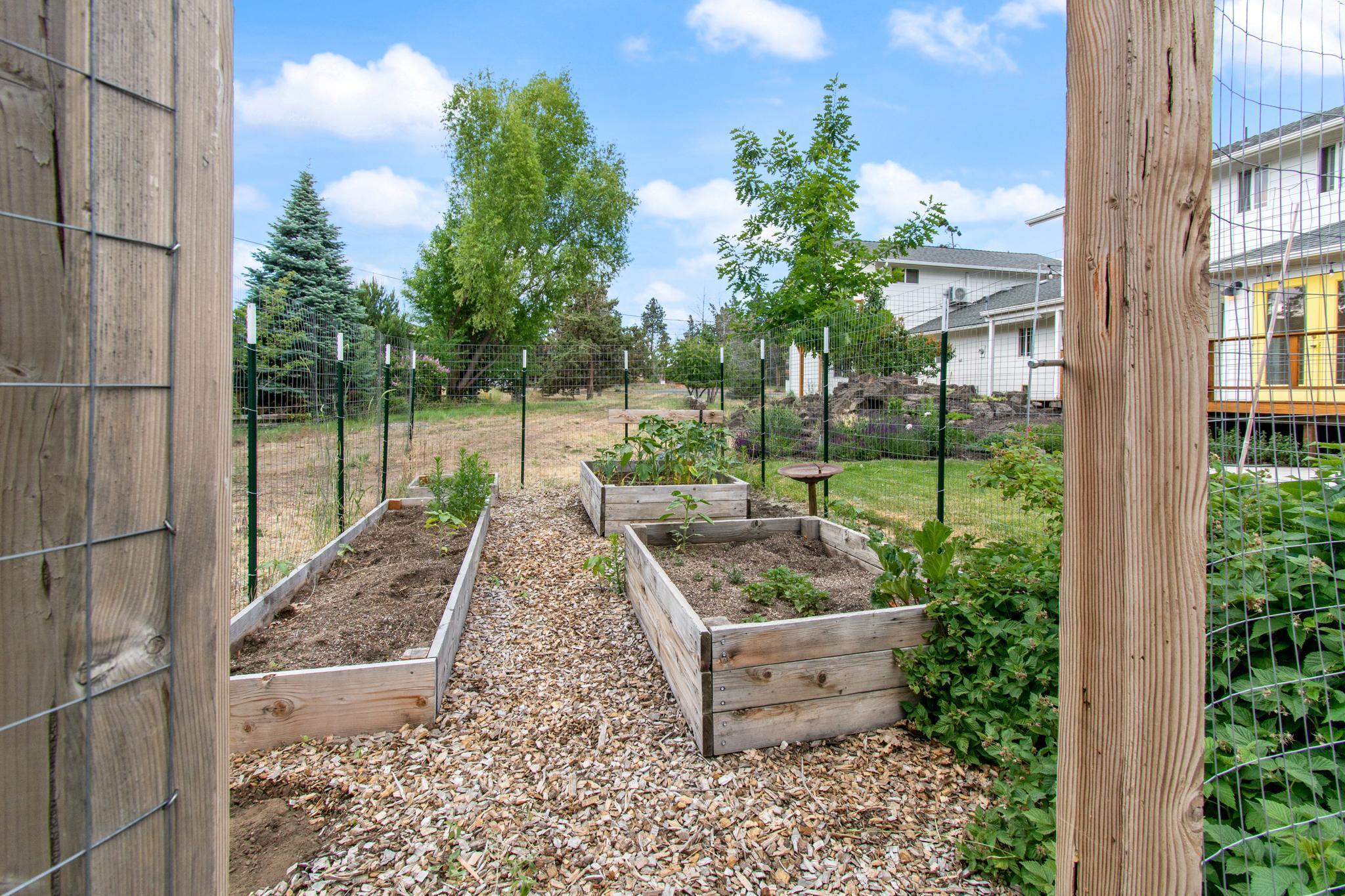 63262 Vogt Road Bend, OR 97701 - Photo 44 of 65 Fenced Garden