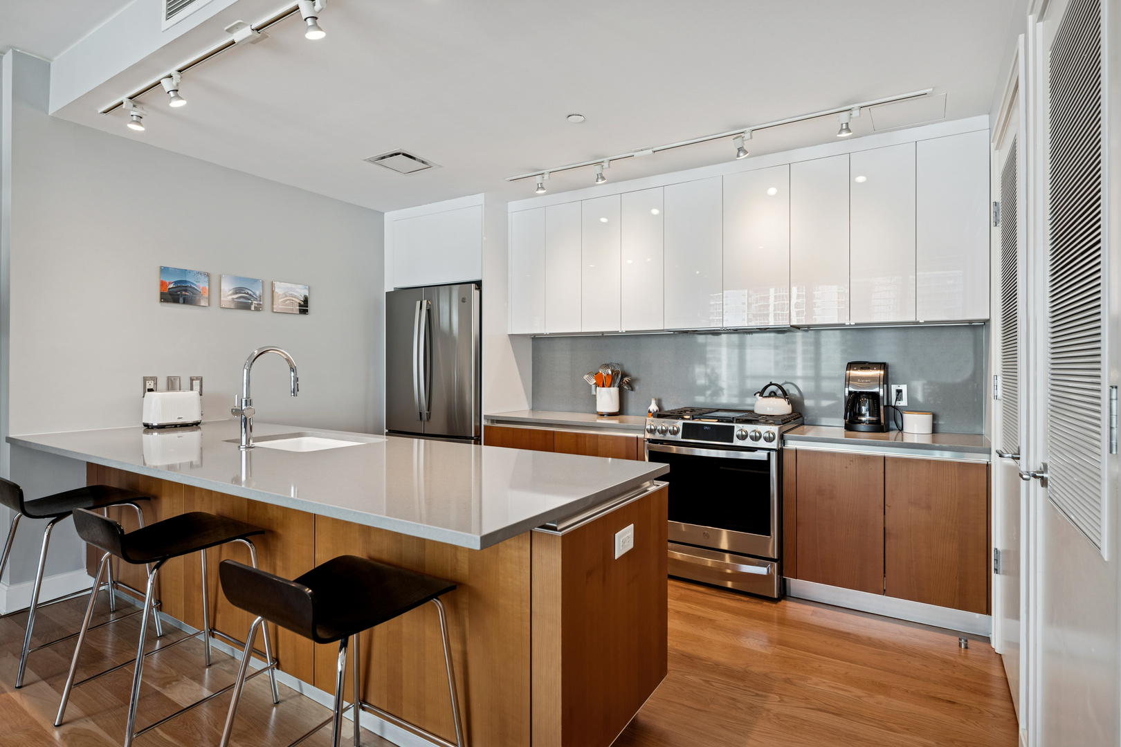 340 East Randolph Street, Unit 1102 Chicago, IL 60601 - Photo 7 of 39
