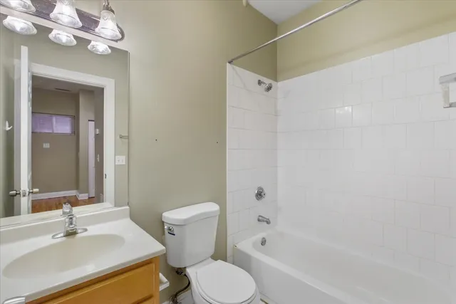 $1,025 | 1638 West Warren Boulevard, Unit 1R, Chicago, IL 60612
