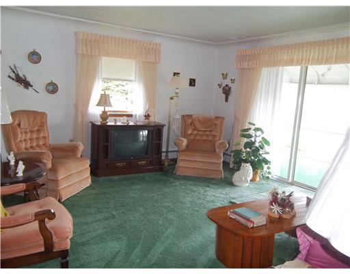 674 Simpson Howell Road Elizabeth, PA 15037 - Photo 3 of 18 Living Room.