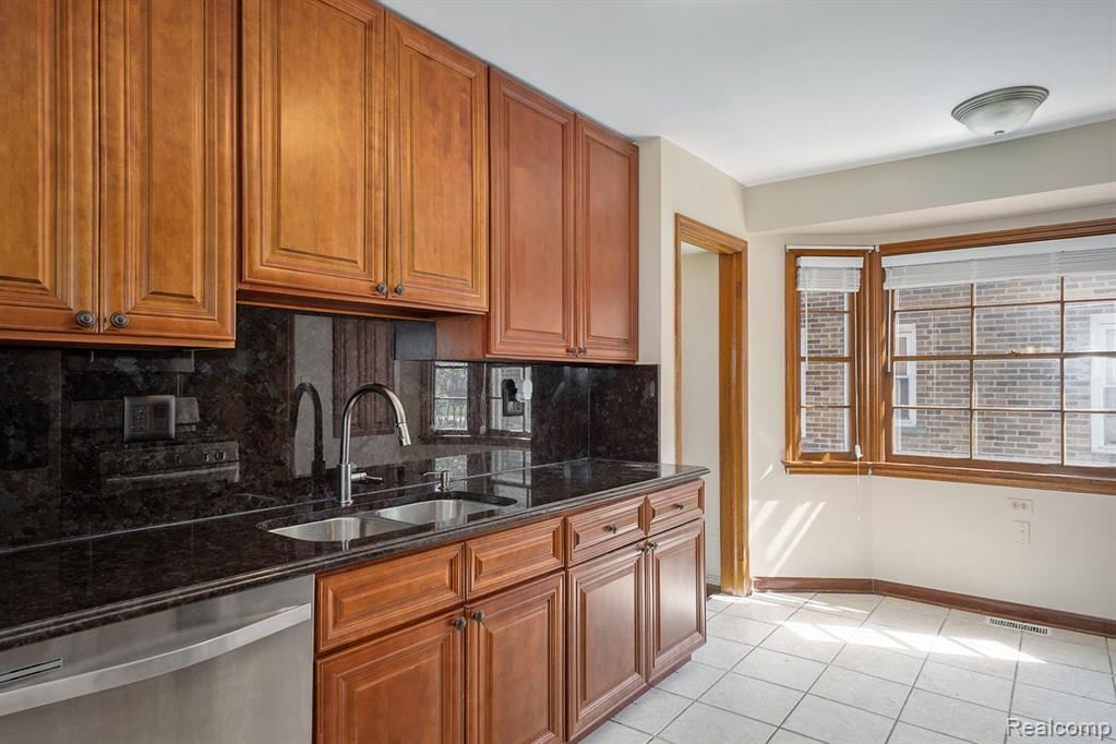 1946 Stanhope Street Grosse Pointe Woods, MI 48236 - Photo 6 of 31