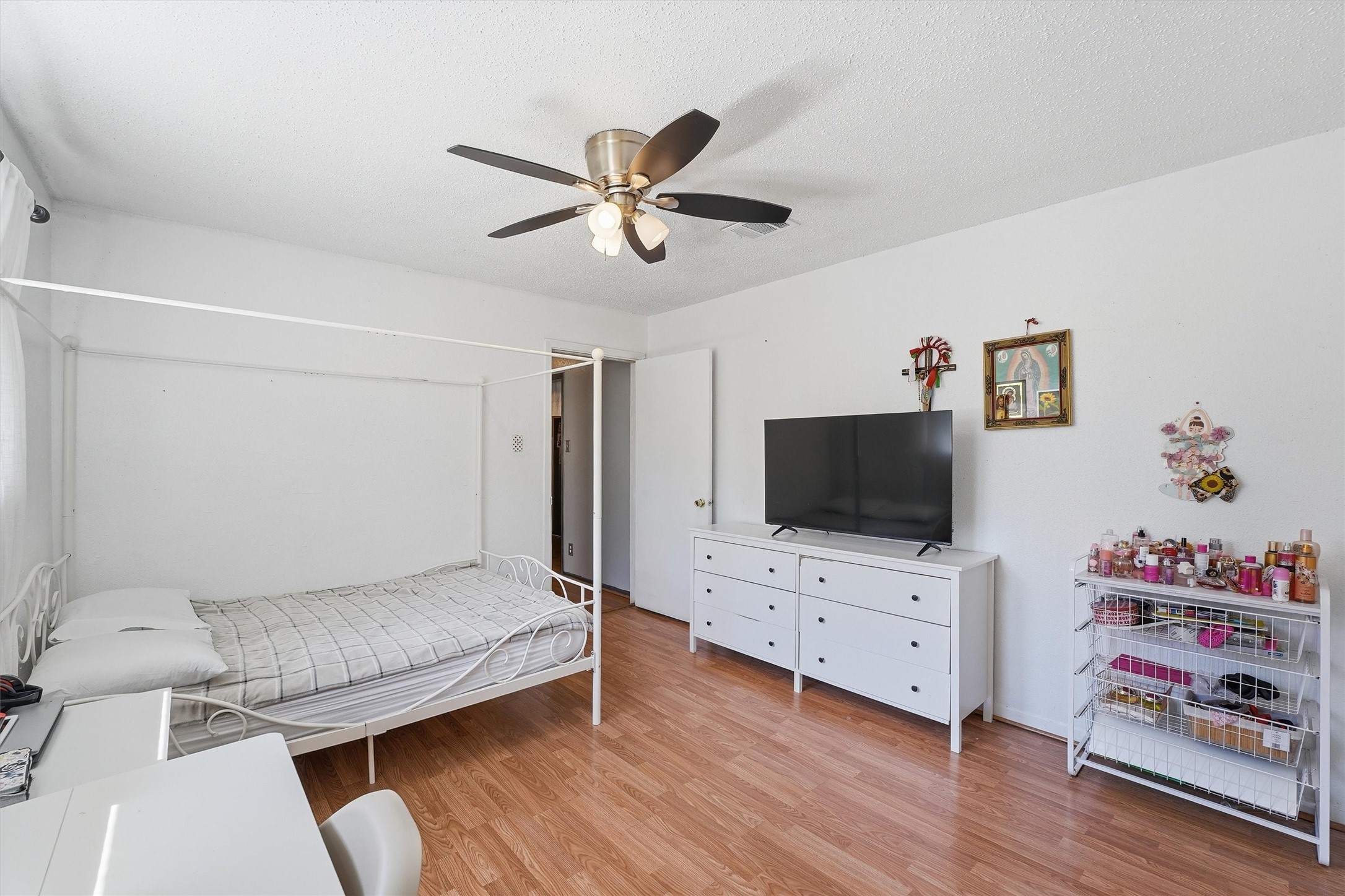 6203 Sunnygate Drive Spring, TX 77373 - Photo 18 of 23 a living room with furniture and a flat screen tv