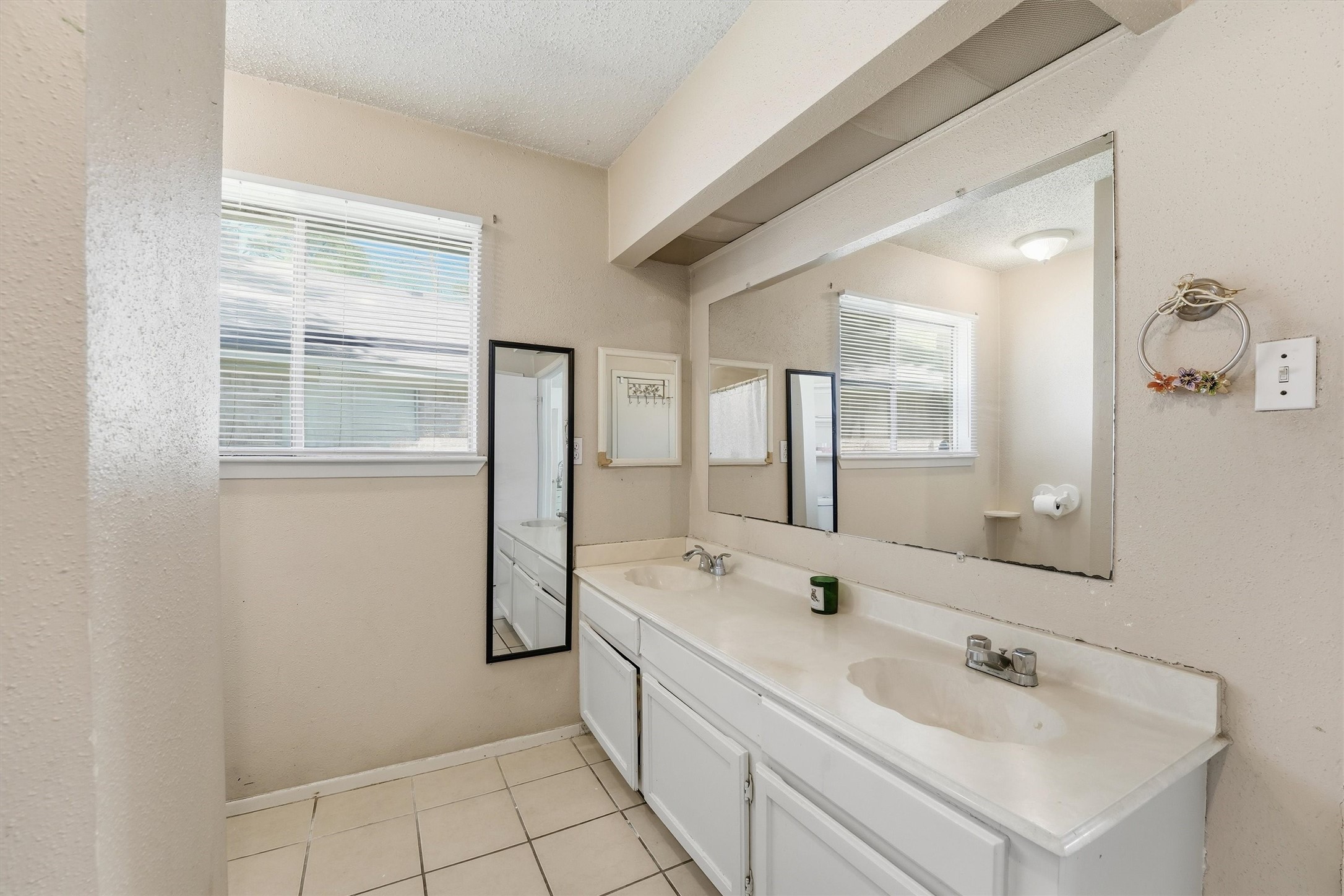 6203 Sunnygate Drive Spring, TX 77373 - Photo 22 of 23 a bathroom with a bathtub sink vanity and mirror