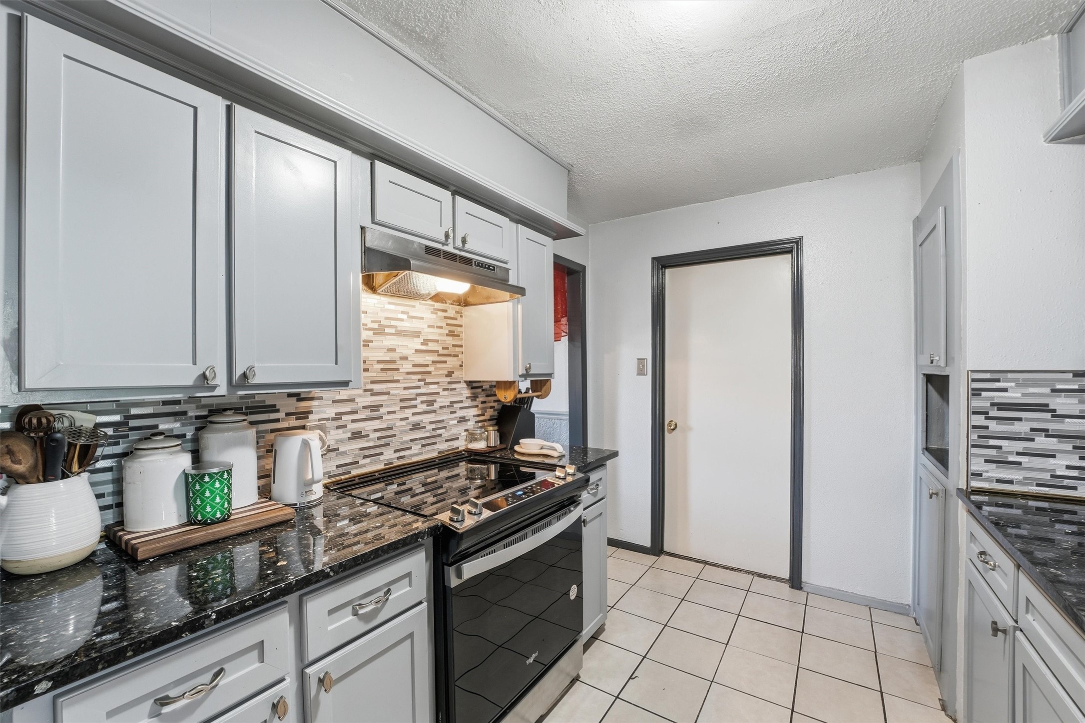 6203 Sunnygate Drive Spring, TX 77373 - Photo 7 of 23 a kitchen with stainless steel appliances granite countertop a stove a sink and a refrigerator
