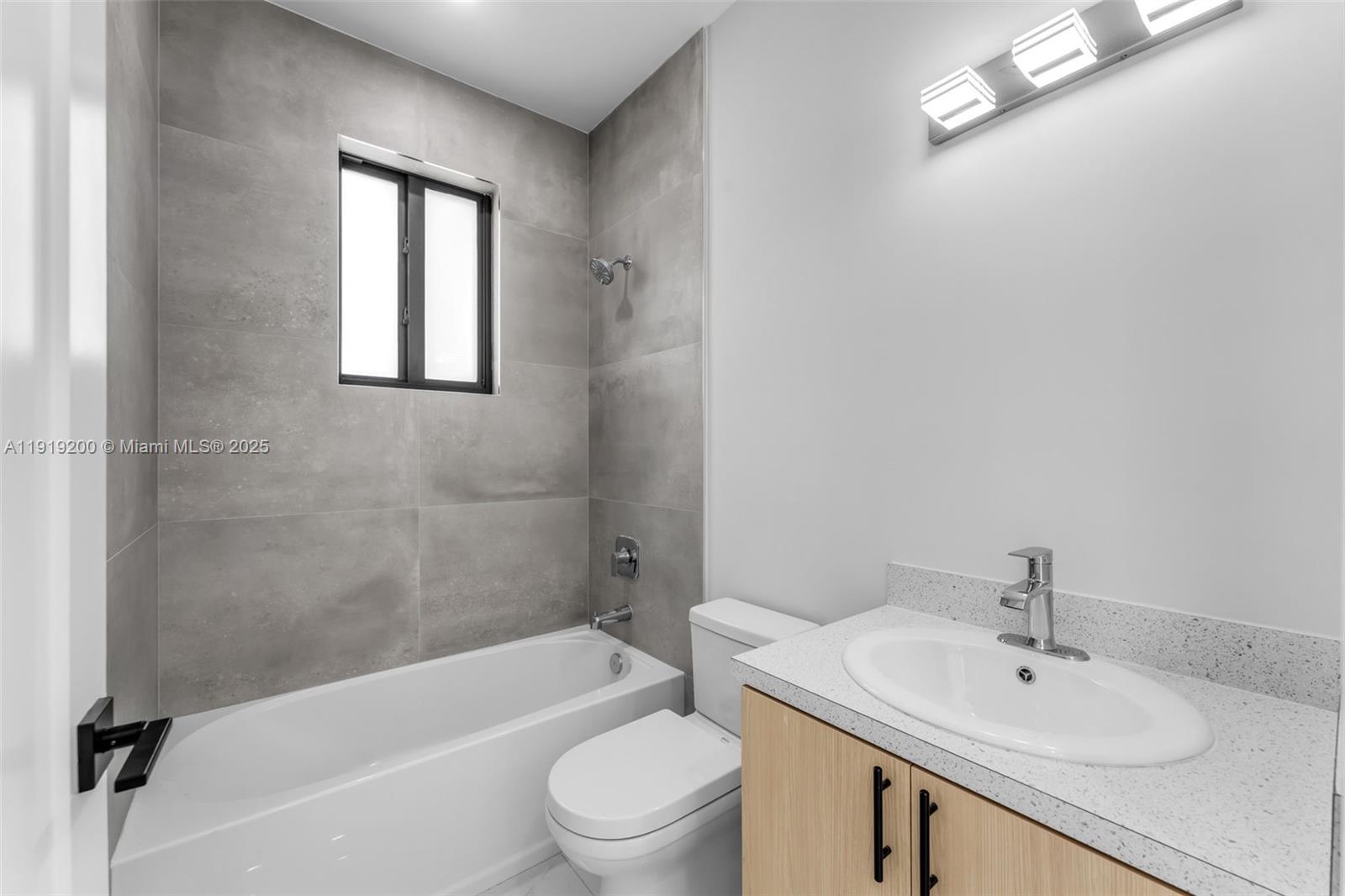 12381 Southwest 220th Street Miami, FL 33170 - Photo 14 of 20 a bathroom with a sink toilet and bathtub