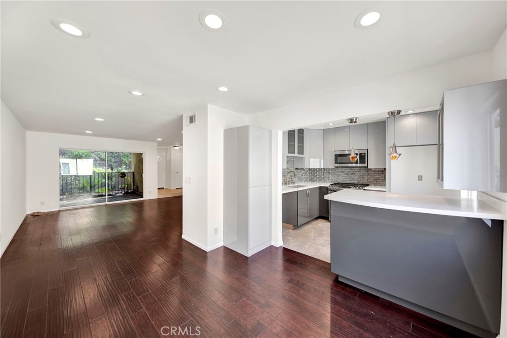 9745 Vía Roma Burbank, CA 91504 - Photo 5 of 25 Gallery Image 5