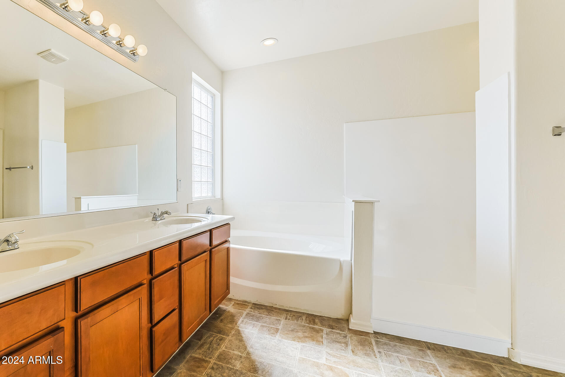 2018 West Carson Road Phoenix, AZ 85041 - Photo 14 of 21 014-photo-main-bathroom-14125091