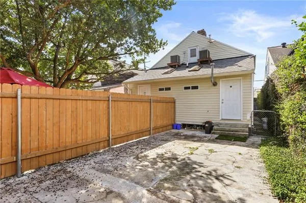 $2,000 | 3425 Dauphine Street, New Orleans, LA 70117