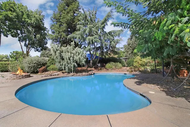 a view of a garden and basketball court