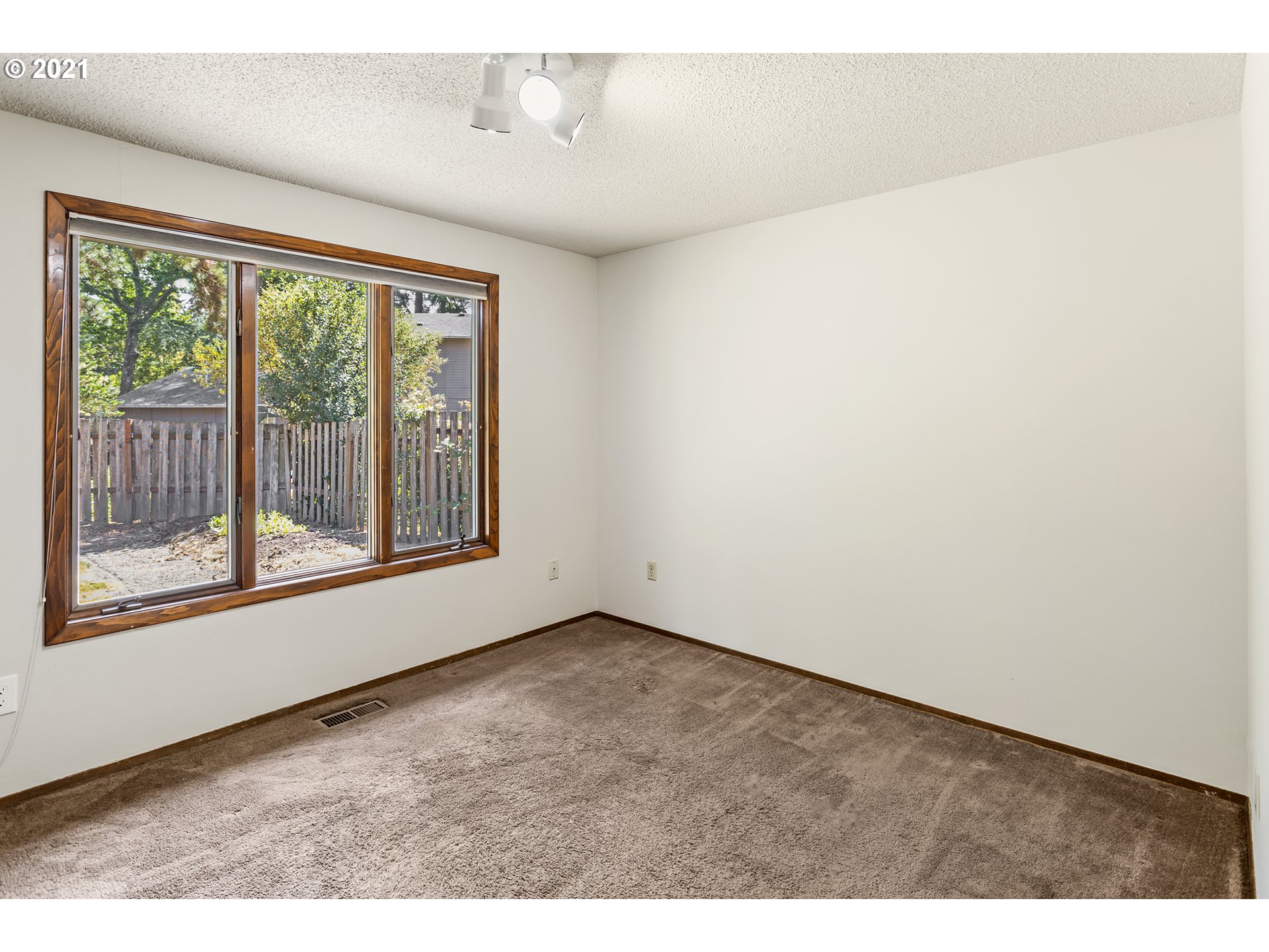 14870 Southwest Glenbrook Road Beaverton, OR 97007 - Photo 11 of 25 Gallery Image 11