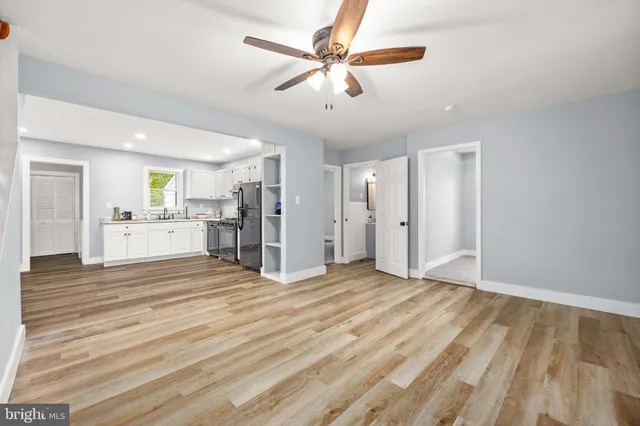 a view of a livingroom with a workspace