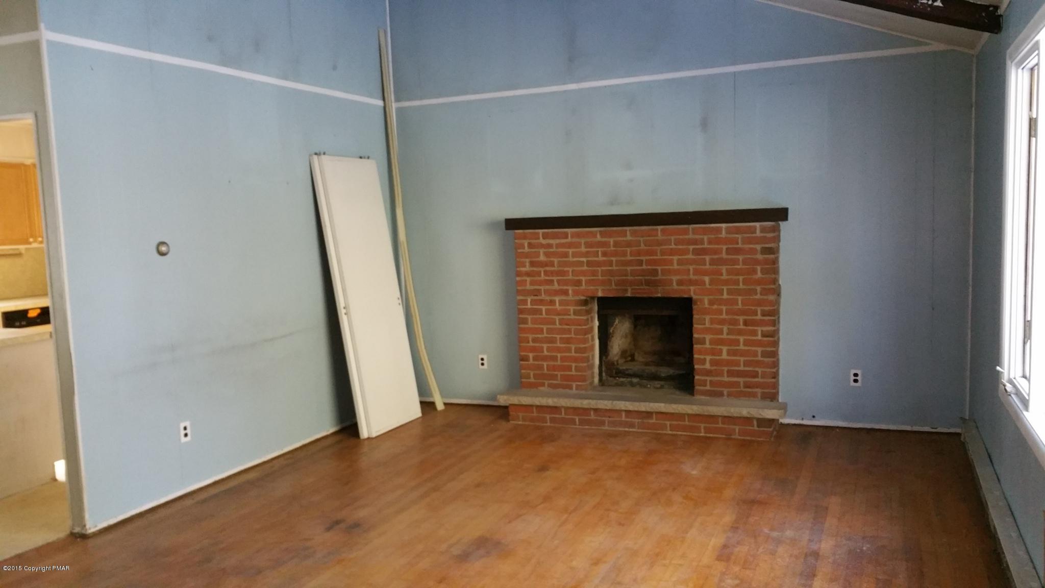 4171 Hickory Road Tobyhanna, PA 18466 - Photo 3 of 13 Living room