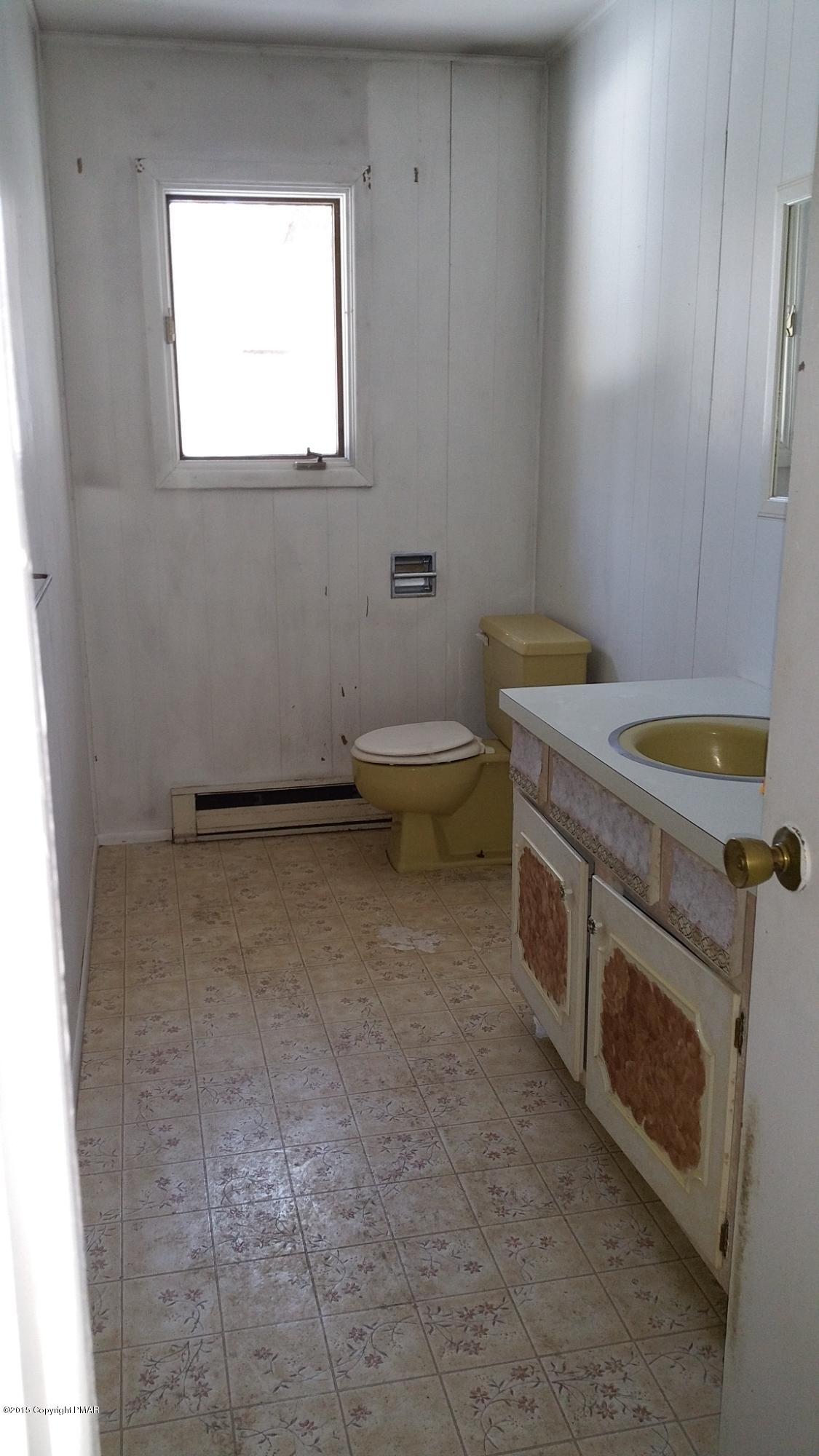 4171 Hickory Road Tobyhanna, PA 18466 - Photo 7 of 13 Bath