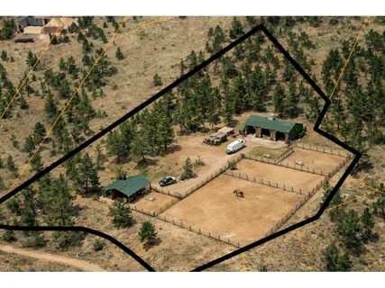 a view of a house with backyard