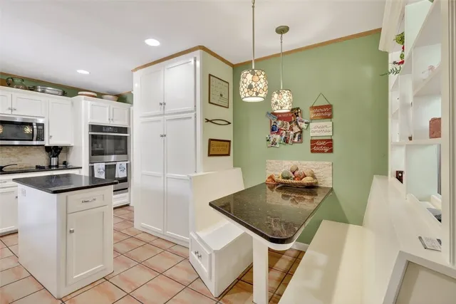 $399,999 | 402 Pasadena Place, Corpus Christi, TX 78411