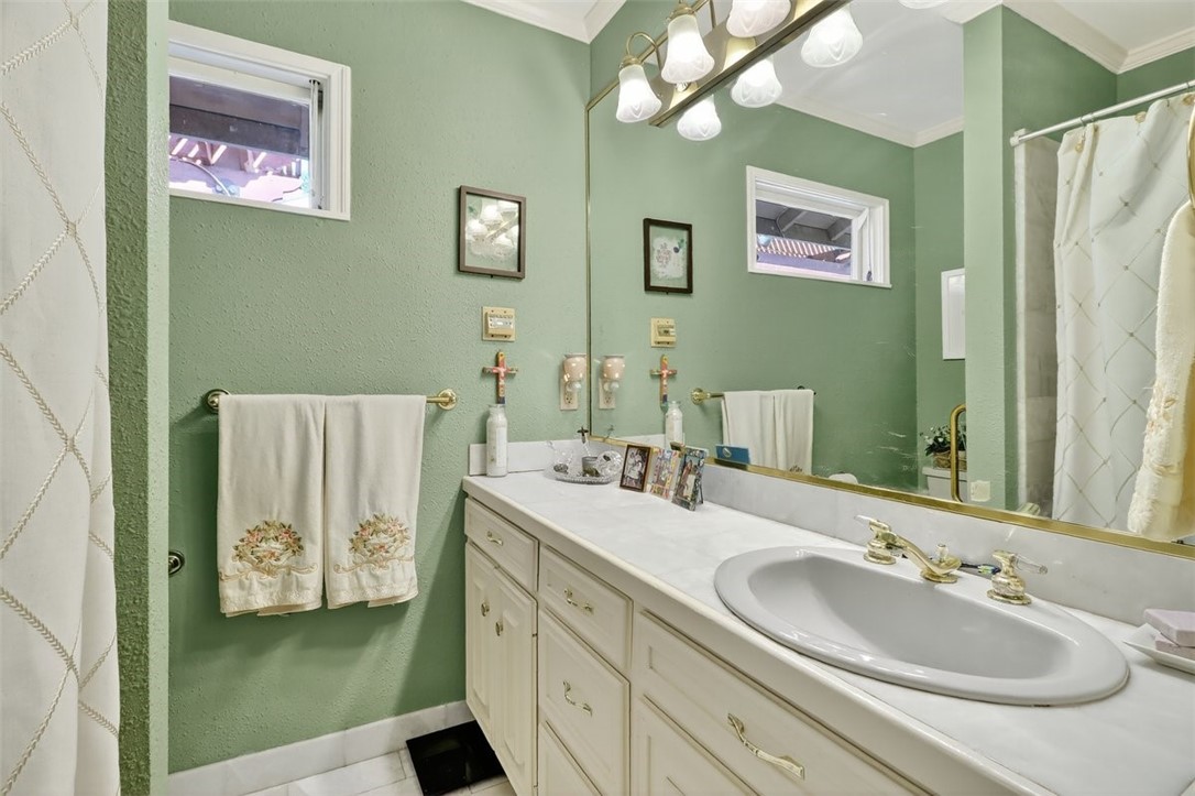 402 Pasadena Place Corpus Christi, TX 78411 - Photo 27 of 39 Hall bathroom