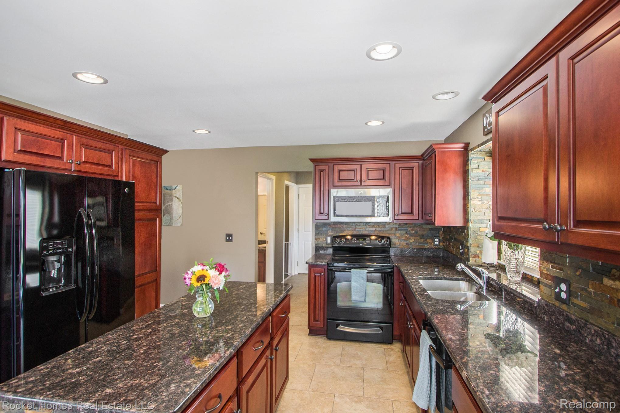 16488 Moore Park Road Macomb, MI 48044 - Photo 12 of 34 IMG_4720.jpg