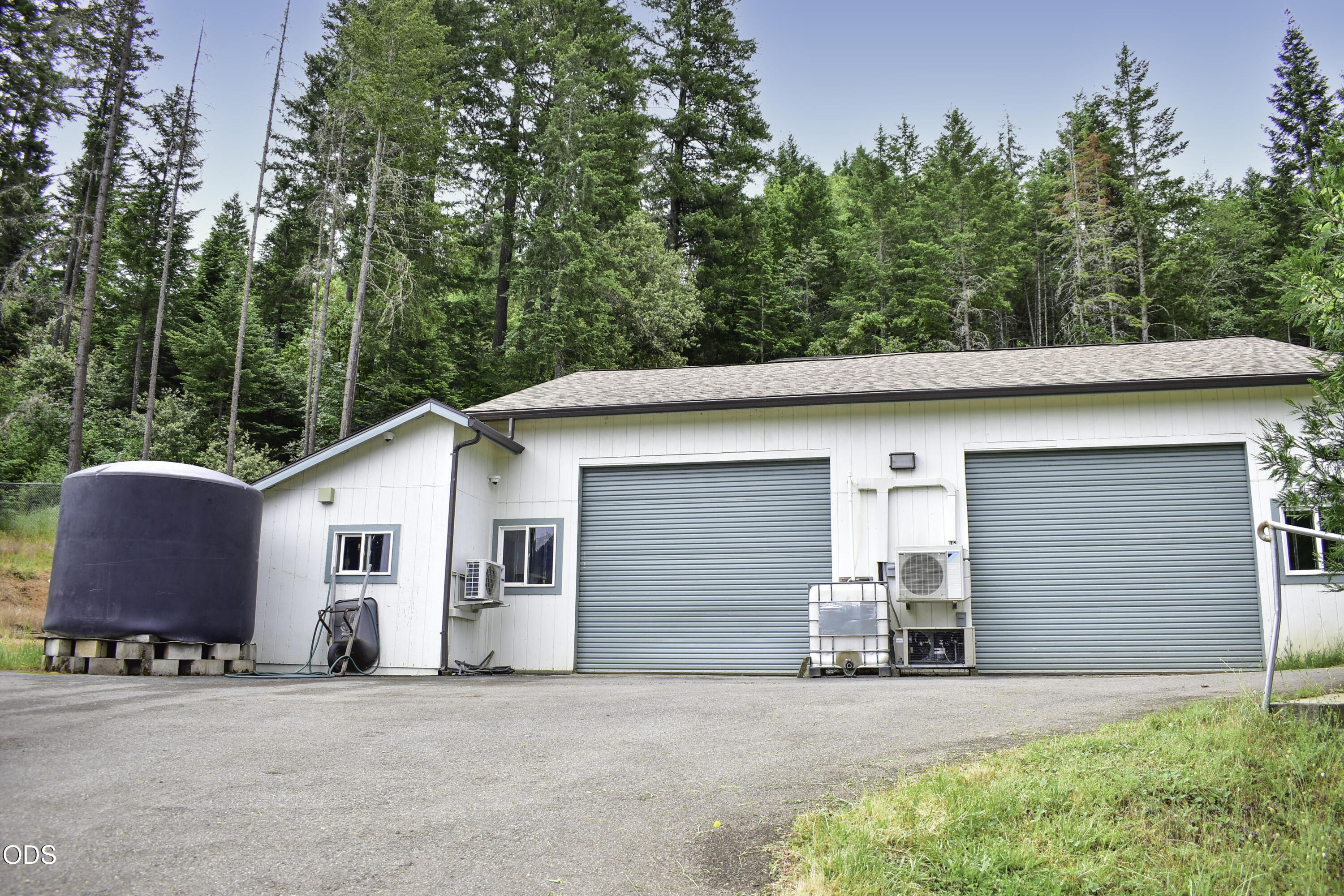 321 North Frontage Road Wolf Creek, OR 97497 - Photo 3 of 54