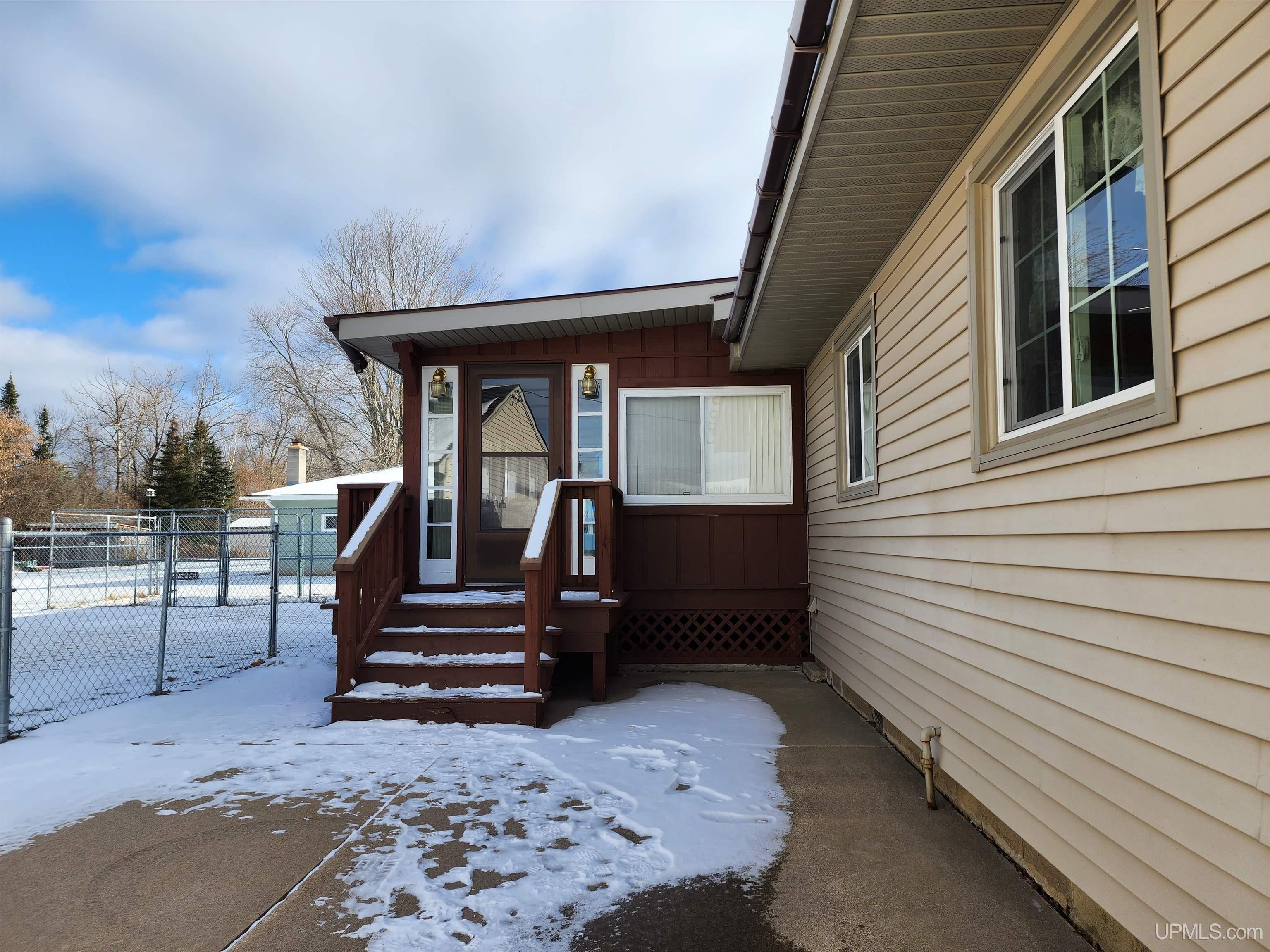5224 11th Road Escanaba, MI 49829 - Photo 5 of 35