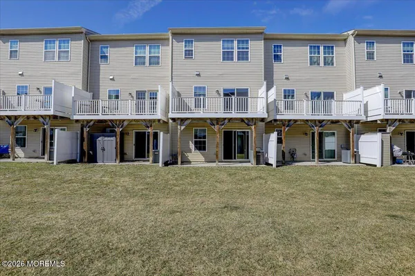 a sign that is sitting on a brick wall