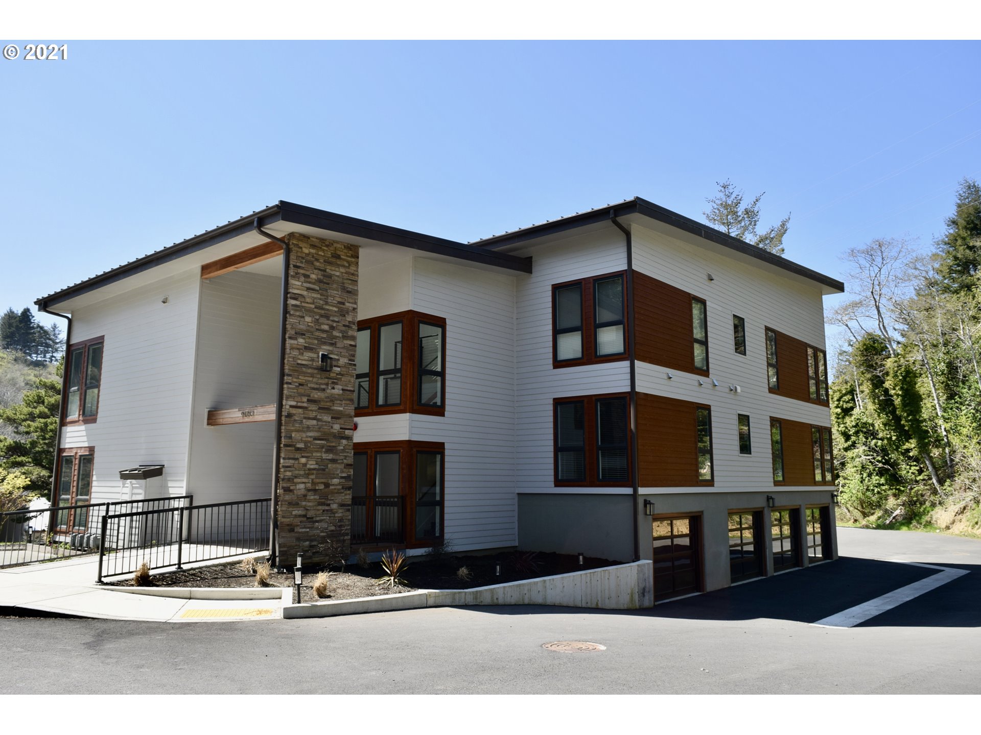94353 Leith Road Gold Beach, OR 97444 - Photo 27 of 30 a front view of a house